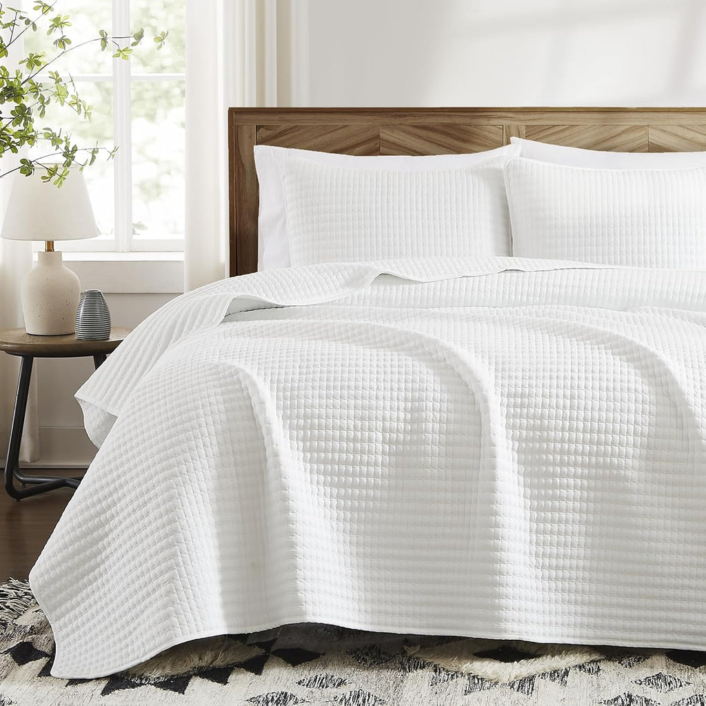 White Lightweight Queen Quilt Coverlet Set