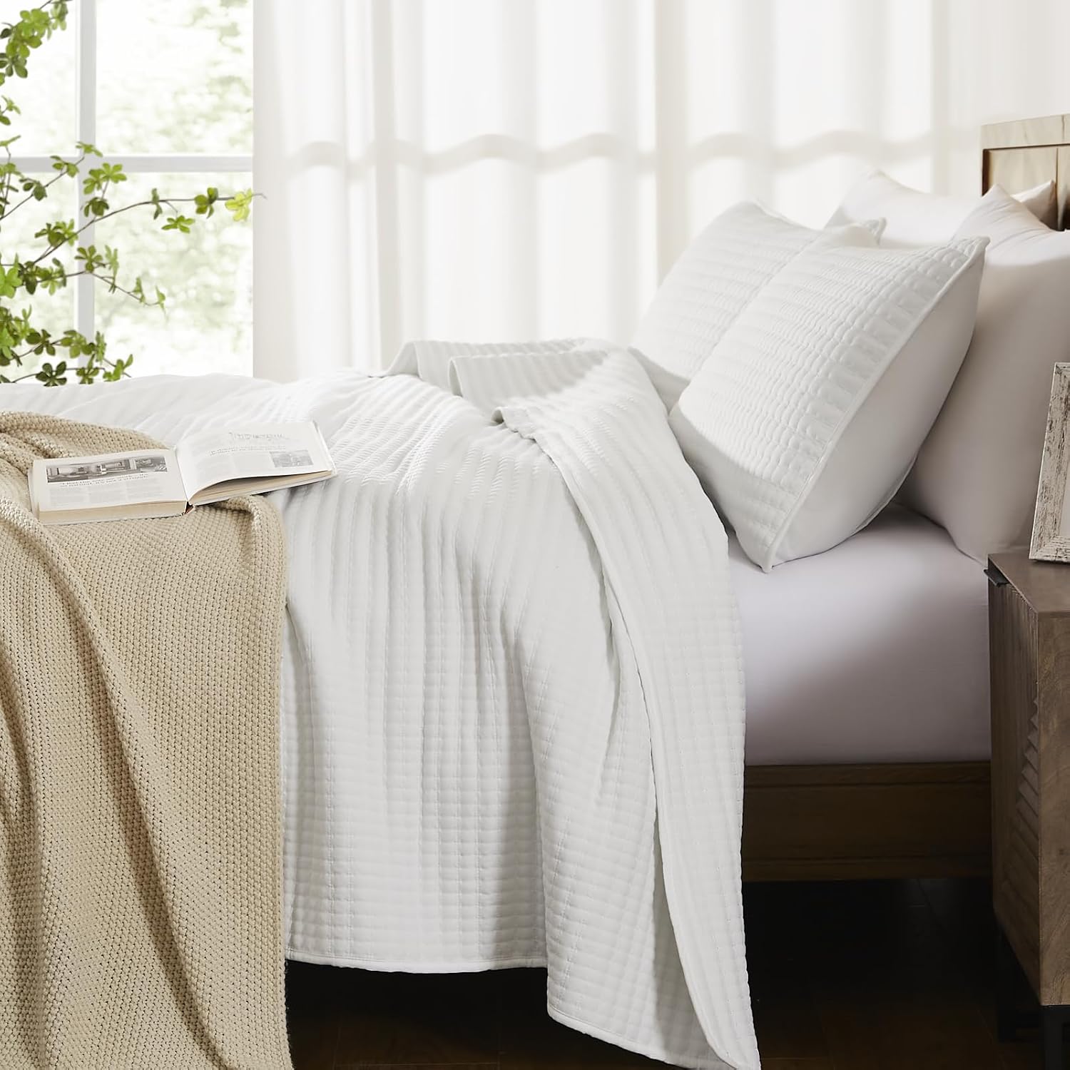 White Lightweight Queen Quilt Coverlet Set