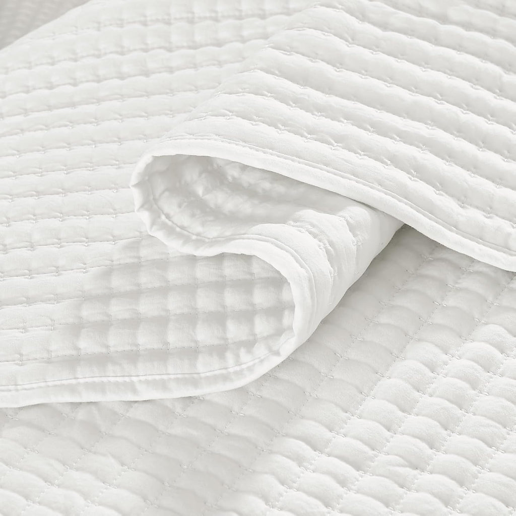 White Lightweight Queen Quilt Coverlet Set