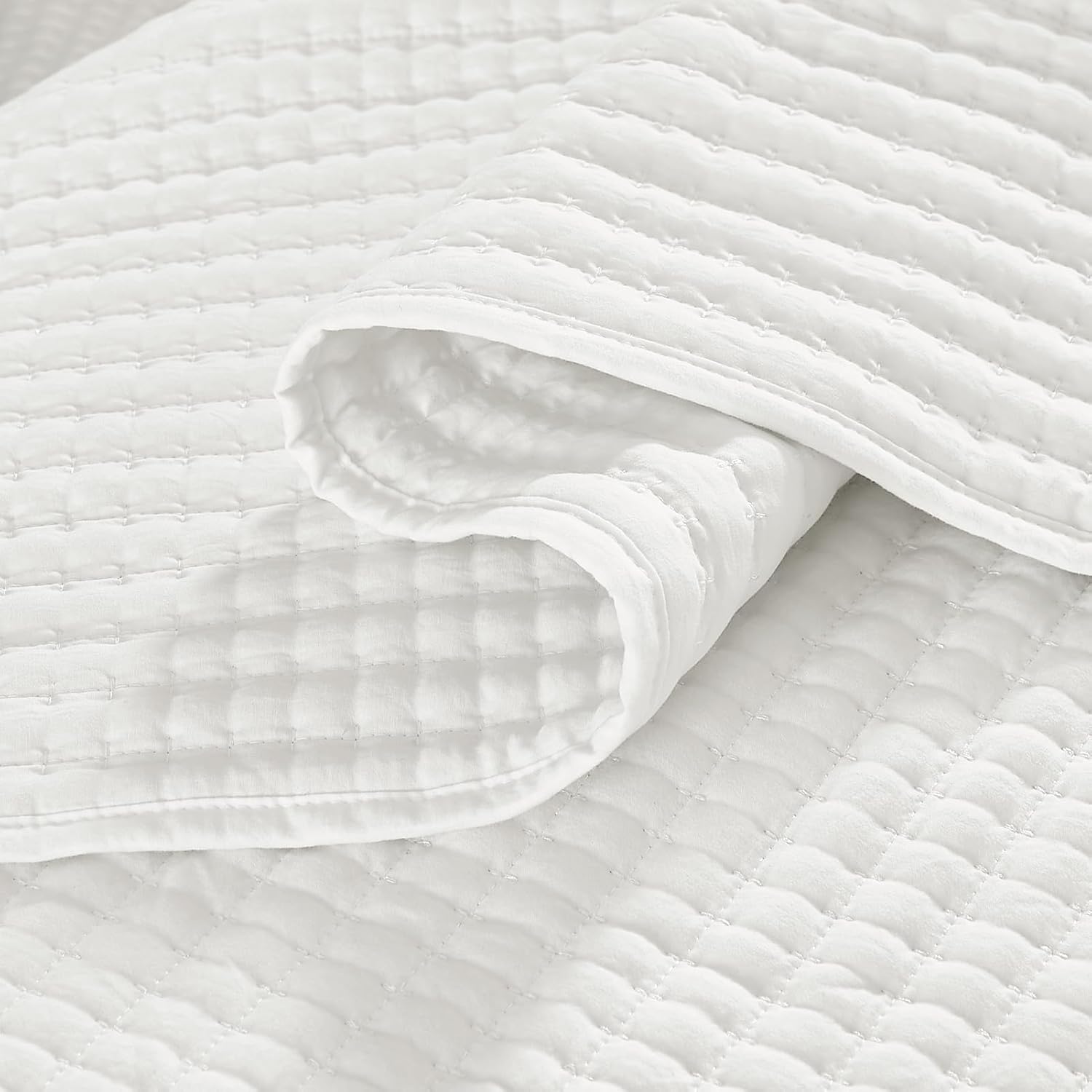 White Lightweight Queen Quilt Coverlet Set