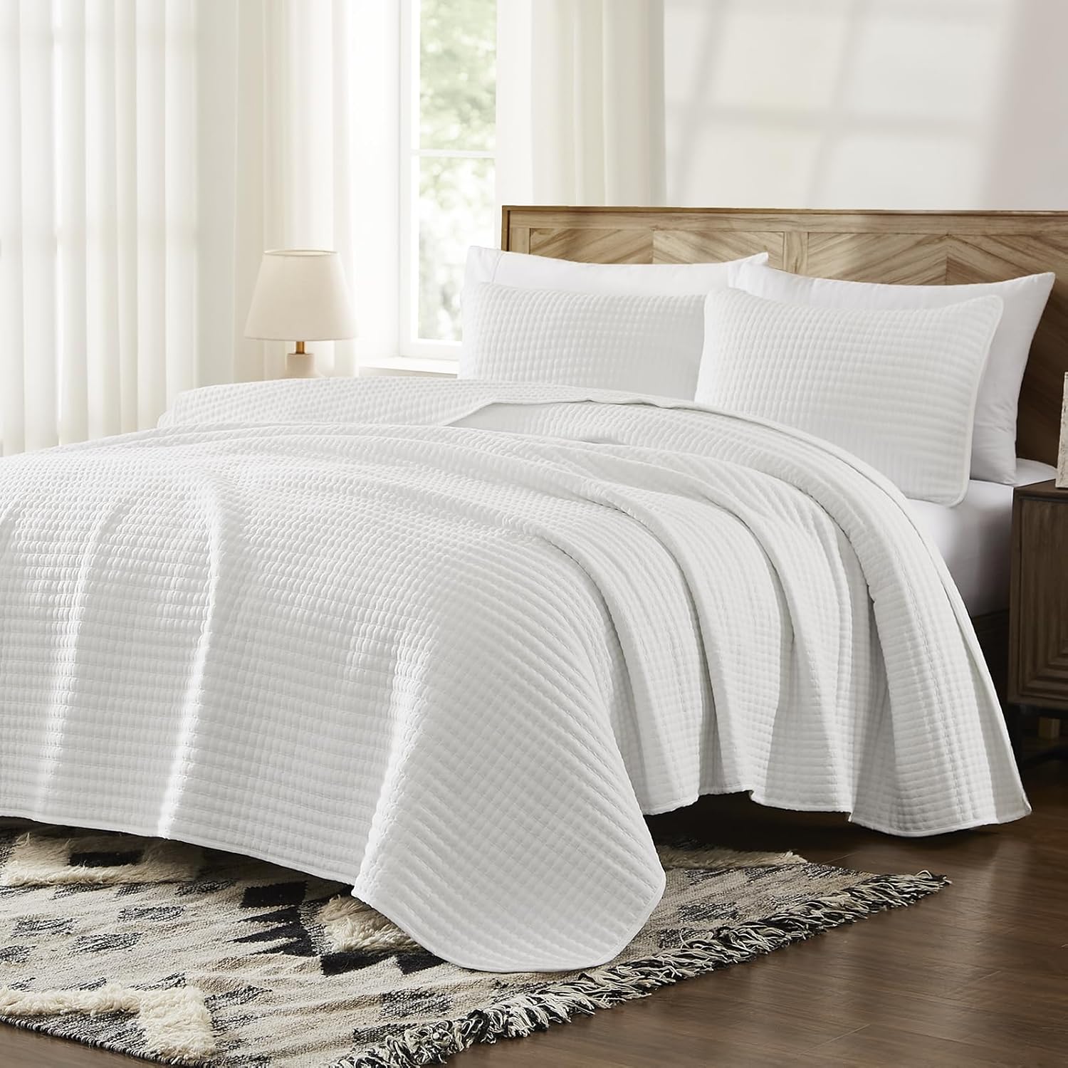 White Lightweight Queen Quilt Coverlet Set
