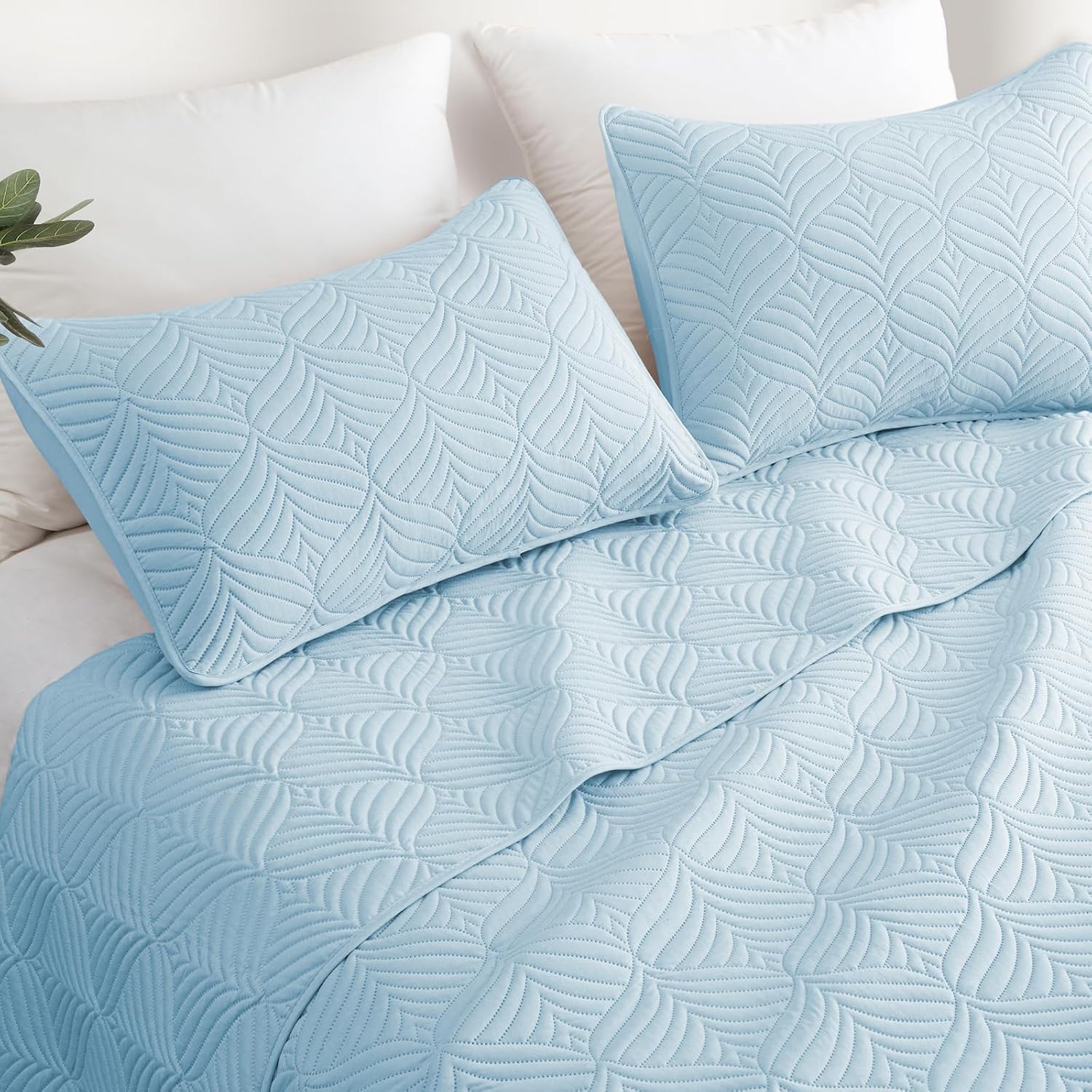 Reversible Light Blue Pattern Quilt Set
