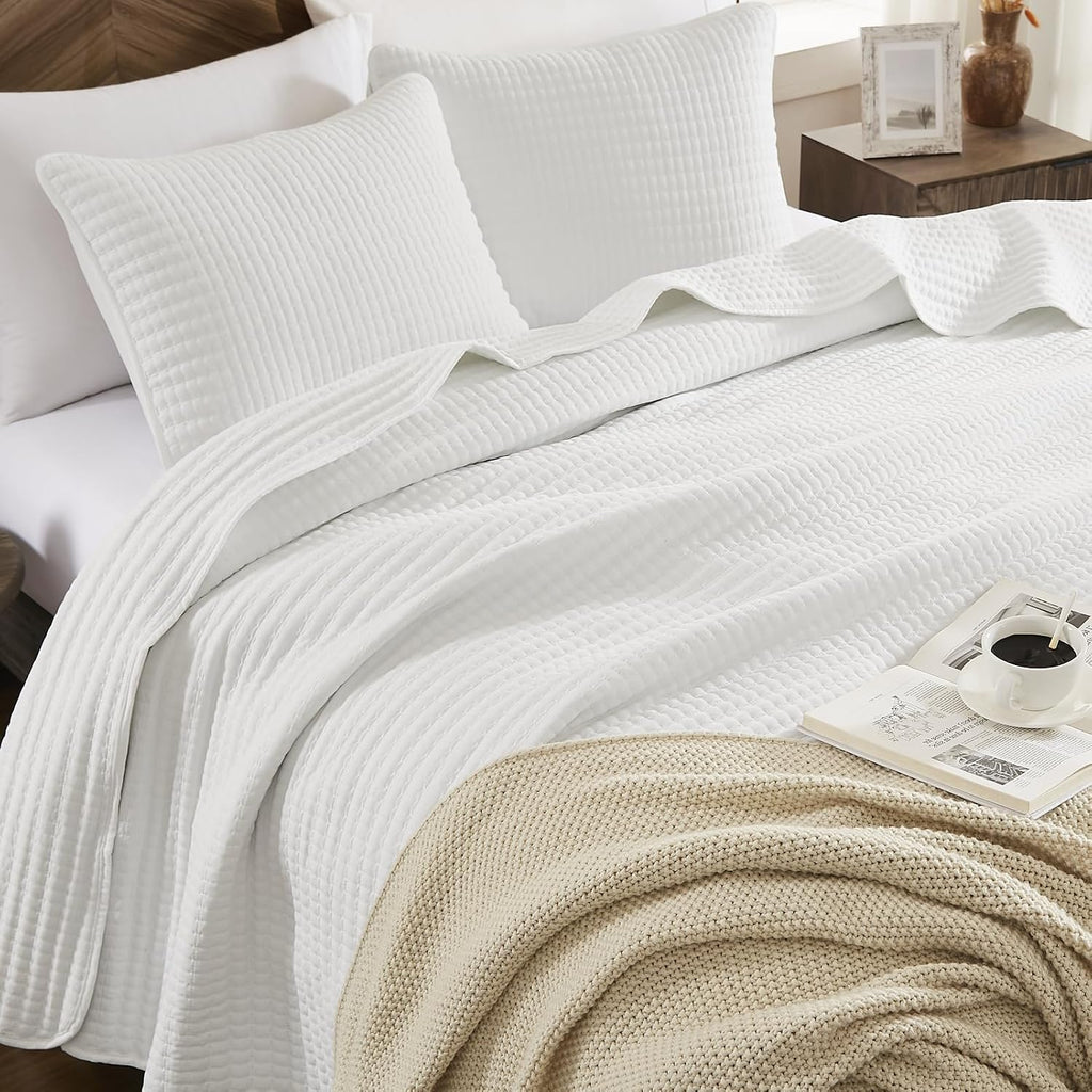 White Lightweight Queen Quilt Coverlet Set