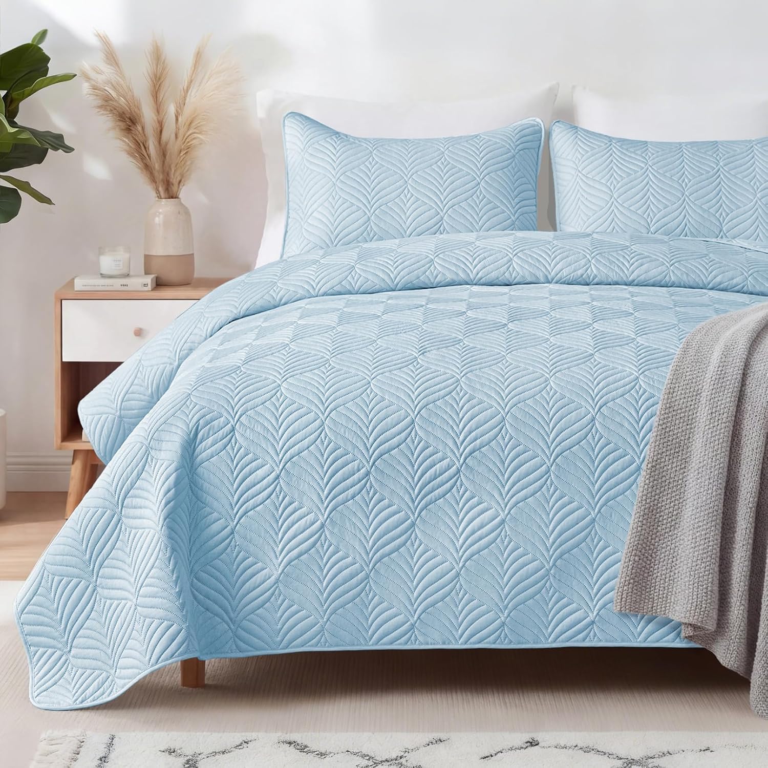 Reversible Light Blue Pattern Quilt Set